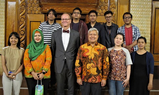 Ông Ibnu Hadi - Đại sứ Indonesia tại Việt Nam và ông Wilfried Eckstein - GĐ Viện Goethe tại Việt Nam - tới thăm các nghệ sĩ Indonesia tham dự chương trình. Ảnh: L.Q.V