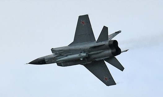 Chiến đấu cơ MiG-31 chở tên lửa siêu thanh không đối đất Kinzhal. Ảnh: Sputnik.