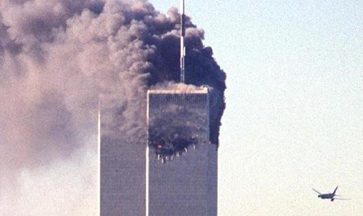 Máy bay bị không tặc lao tới Trung tâm Thương mại Thế giới tại New York trong vụ khủng bố ngày 11.9.2001. Ảnh: AFP