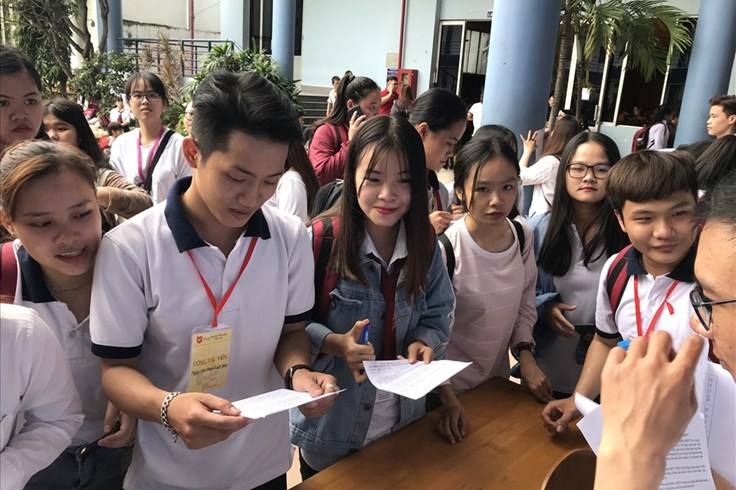 Học sinh, sinh viên tham gia BHYT để đảm bảo quyền lợi cho chính mình Học sinh, sinh viên tham gia BHYT để đảm bảo quyền lợi cho chính mình