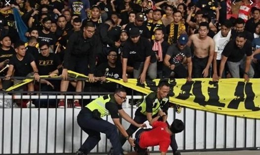 Cổ động viên Indonesia bị lực lượng an ninh bắt giữ. Nguồn: AFP