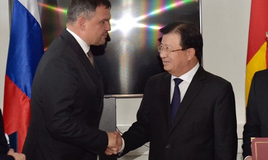 Phó Thủ tướng Trịnh Đình Dũng và Phó Thủ tướng Nga M.Akimov. Ảnh: VGP.