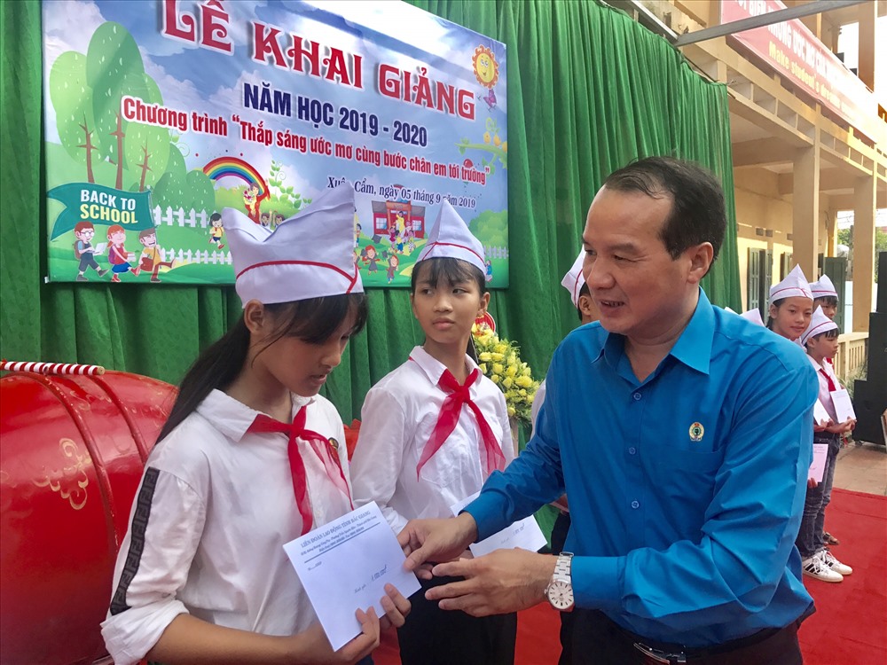 Đồng chí Ngô Biên Cương, Phó Chủ tịch Thường trực Liên đoàn Lao động tỉnh Bắc Giang trao học bổng cho các em học sinh.