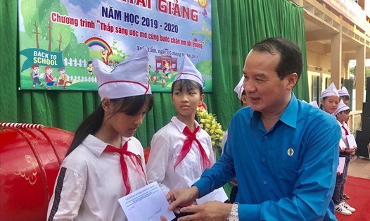 Đồng chí Ngô Biên Cương, Phó Chủ tịch Thường trực Liên đoàn Lao động tỉnh Bắc Giang trao học bổng cho các em học sinh.