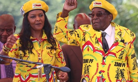 Vợ chồng cựu Tổng thống Zimbabwe Robert Mugabe. Ảnh: Mirror.