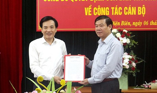 Bí thư Tỉnh ủy Điện Biên Trần Văn Sơn trao quyết định cho ông Lò Văn Mừng.