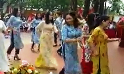 Các cô giáo với vũ điệu sôi động ngày khai giảng (ảnh cắt từ clip).