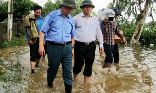 Bộ trưởng Trần Hồng Hà đến thăm người dân vùng lũ. Ảnh: LPL
