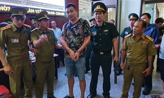 Đối tượng Zhang Hongjia bị bắt giữ tại Cửa khẩu Quốc tế Lao Bảo. Ảnh: Ngô Thuyên.