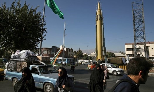 Triển lãm vũ khí của Vệ binh Cách mạng Iran năm 2016 trưng bày tên lửa Ghadr-F. Ảnh: AP