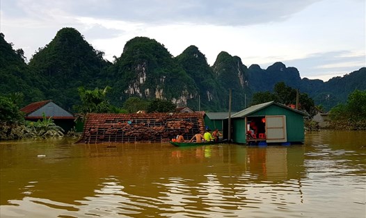 Đến chiều muộn ngày 6.9, xã Tân Hóa còn ngập sâu trong nước.
