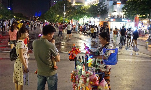 Bán hàng rong trên phố đi bộ Nguyễn Huệ tối ngày 6.9. Ảnh: M.Q