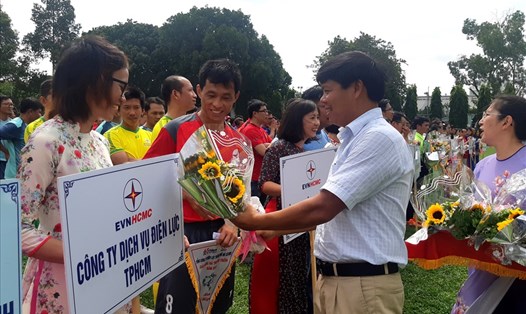 Ông Lê Văn Minh, Chủ tịch CĐ EVNHCMC tặng hoa cho các cầu thủ trước giờ thi đấu. Ảnh Nam Dương