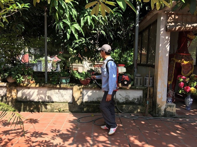 Phun thuốc diệt muỗi tại nhà dân ở quận Tây Hồ - Hà Nội. Ảnh: SYT HN