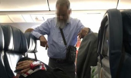 Bức ảnh chụp người đàn ông được cho là đứng 6 tiếng suốt chuyến bay để vợ ngủ. Ảnh: Twitter