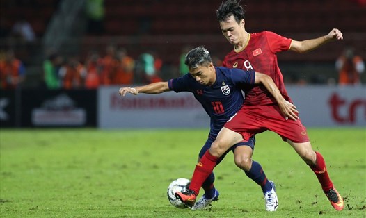 "Messi Thái" bị vô hiệu hóa bởi hàng thủ tuyển Việt Nam. Ảnh Đ.Đ