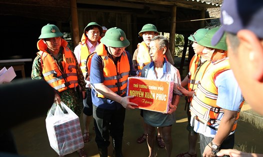 Phó Thủ tướng Vương Đình Huệ gửi lời hỏi thăm và tặng quà của Thủ tướng Nguyễn Xuân Phúc tới bà con vùng lũ. Ảnh VGP/Thành Chung