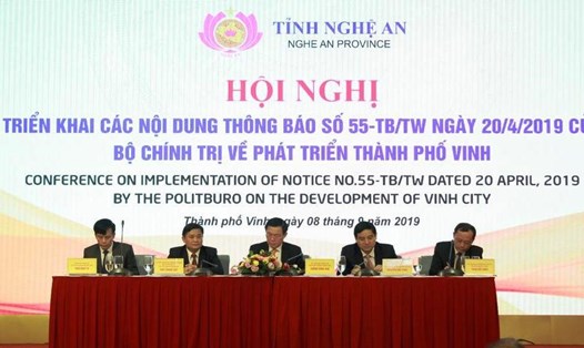 Phó Thủ tướng Vương Đình Huệ và lãnh đạo tỉnh Nghệ An chủ trì Hội nghị triển khai Thông báo 55 của Bộ Chính trị. Ảnh: PV