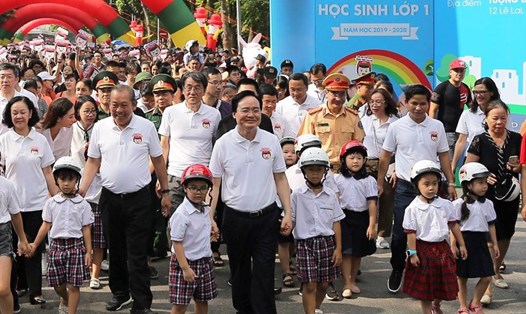 Phó Thủ tướng thường trực Chính phủ Trương Hòa Bình đi bộ vận động toàn dân “Đội mũ bảo hiểm cho trẻ em”.