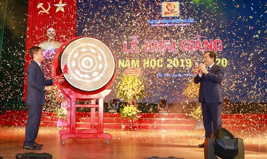 Bộ trưởng Bộ Công Thương Trần Tuấn Anh đánh trống khai giảng tại Trường Đại học Công nghiệp Hà Nội. Ảnh: PV