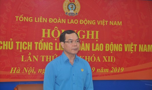 Đồng chí Nguyễn Đình Khang, Ủy viên Ban Chấp hành Trung ương Đảng, Chủ tịch Tổng Liên đoàn Lao động Việt Nam phát biểu tại Hội nghị. Ảnh: PV.