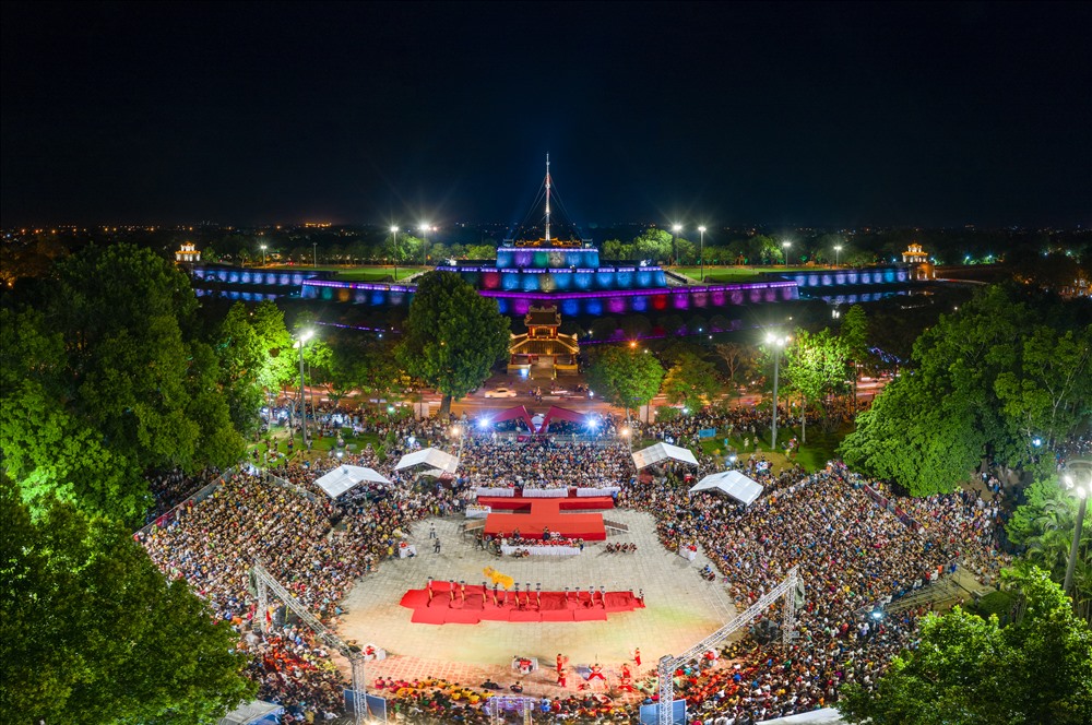 Ngày hội lân Huế diễn ra trước sân Nghinh Lương Đình.