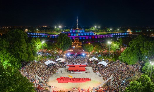 Ngày hội lân Huế diễn ra trước sân Nghinh Lương Đình.