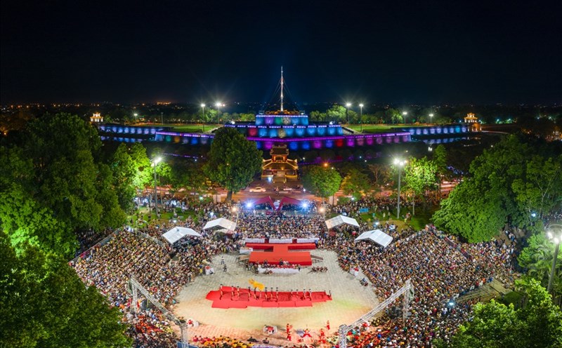 Ngày hội lân Huế diễn ra trước sân Nghinh Lương Đình.