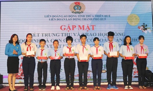 Bà Hoàng Thị Như Thanh - Chủ tịch LĐLĐ TP. Huế trao học bổng cho các em học sinh đạt thành tích cao.
