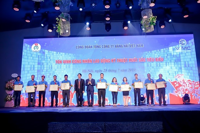 Lãnh đạo TCty và Công đoàn TCty Hàng hải Việt Nam trao phần thưởng cho CBCNV có thành tích xuất sắc trong các phong trào thi đua. Ảnh: Chu Linh