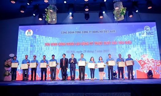 Lãnh đạo TCty và Công đoàn TCty Hàng hải Việt Nam trao phần thưởng cho CBCNV có thành tích xuất sắc trong các phong trào thi đua. Ảnh: Chu Linh