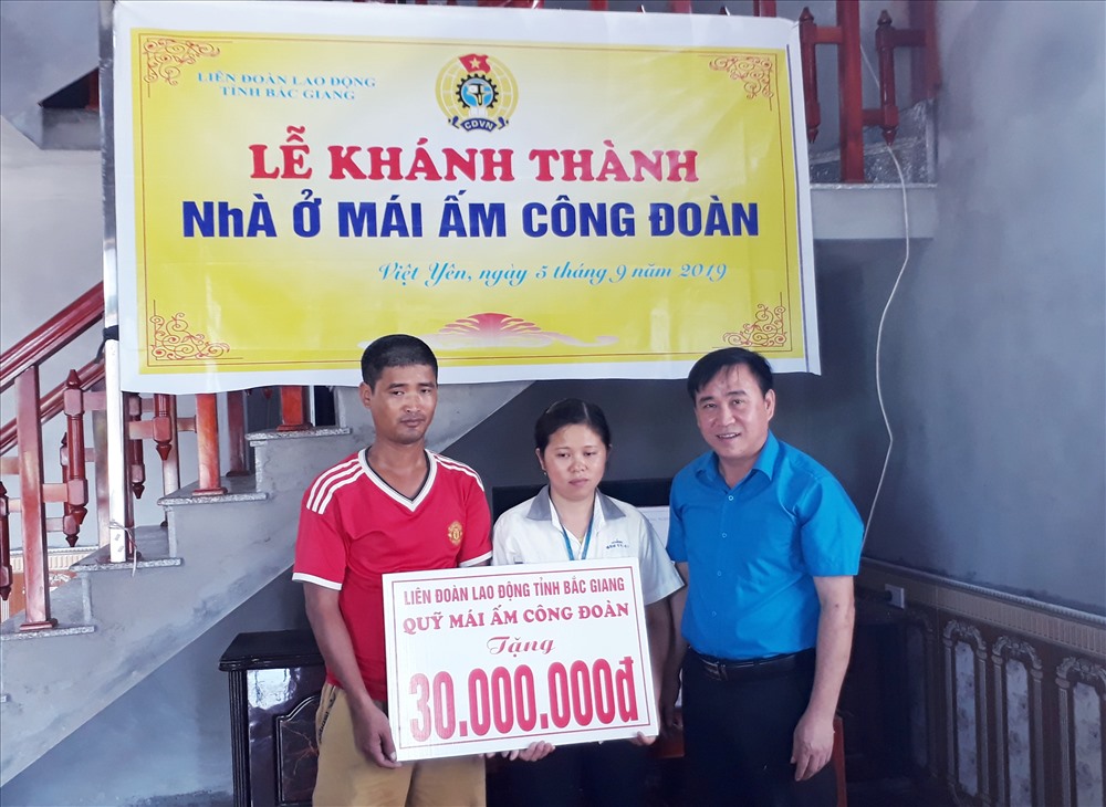 Lãnh đạo Liên đoàn Lao động tỉnh trao kinh phí hỗ trợ cho gia đình đoàn viên Lê Thị Thoa.