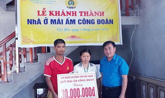 Lãnh đạo Liên đoàn Lao động tỉnh trao kinh phí hỗ trợ cho gia đình đoàn viên Lê Thị Thoa.