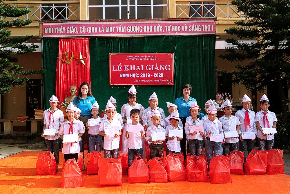 Đồng chí Đỗ Thị Ngọc Ánh – Phó Chủ tịch LĐLĐ tỉnh, Lãnh đạo Ban Nữ Công LĐLĐ tỉnh trao quà cho các cháu học sinh. Ảnh: Hoàng Tuấn