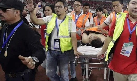 Một cổ động viên bị thương sau vụ ẩu đả. Ảnh: Indosport