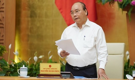 Thủ tướng Nguyễn Xuân Phúc chỉ đạo xử lý hậu quả vụ cháy Nhà máy cổ phần Bóng đèn Phích nước Rạng Đông. Ảnh: VGP