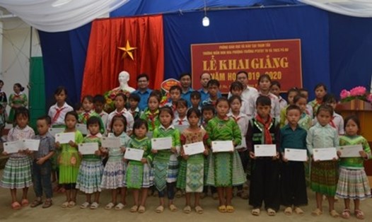 Các đồng chí lãnh đạo Liên đoàn Lao động tỉnh Yên Bái trao quà cho các em học sinh nghèo vượt khó học giỏi. Ảnh: Vũ Quỳnh