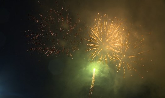 Màn trình diễn pháo hoa trong mưa gây ấn tượng với du khách. Ảnh: LPL