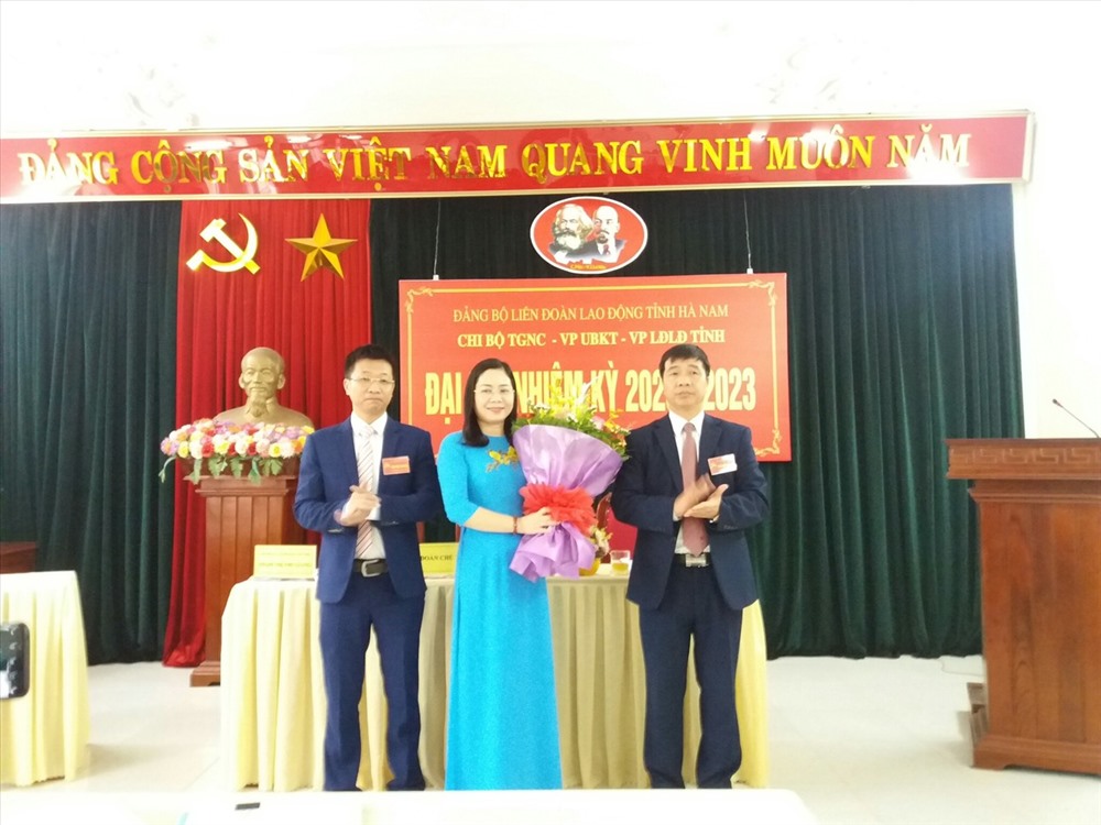 Đồng chí Trịnh Văn Bừng – Tỉnh ủy viên, Bí thư Đảng đoàn, Bí thư Đảng ủy, Chủ tịch Liên đoàn Lao động tỉnh chúc mừng đồng chí Bí thư Chi bộ.
