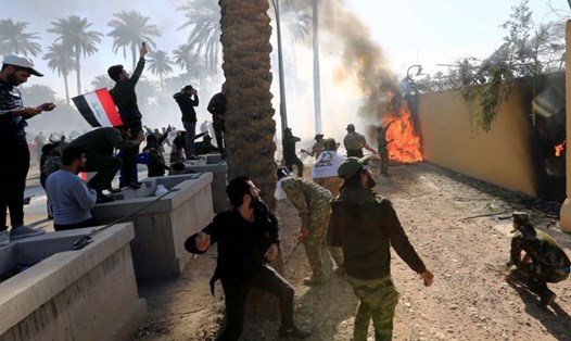 Người biểu tình đốt đại sứ quán Mỹ ở Baghdad. Ảnh: Reuters