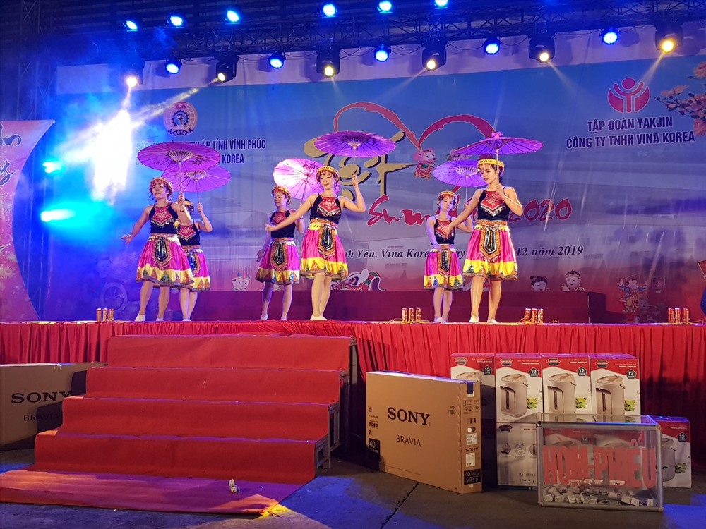 Công nhân lao động được thưởng thức các tiết mục văn nghệ đặc sắc do các bộ phận, phân xưởng trong Công ty dàn dựng.