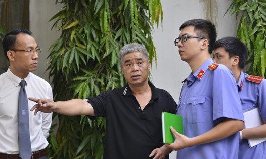 Tài xế Doãn Quý Phiến (áo đen, ở giữa) tại buổi thực nghiệm hiện trường vụ nam sinh trường Gateway tử vong.