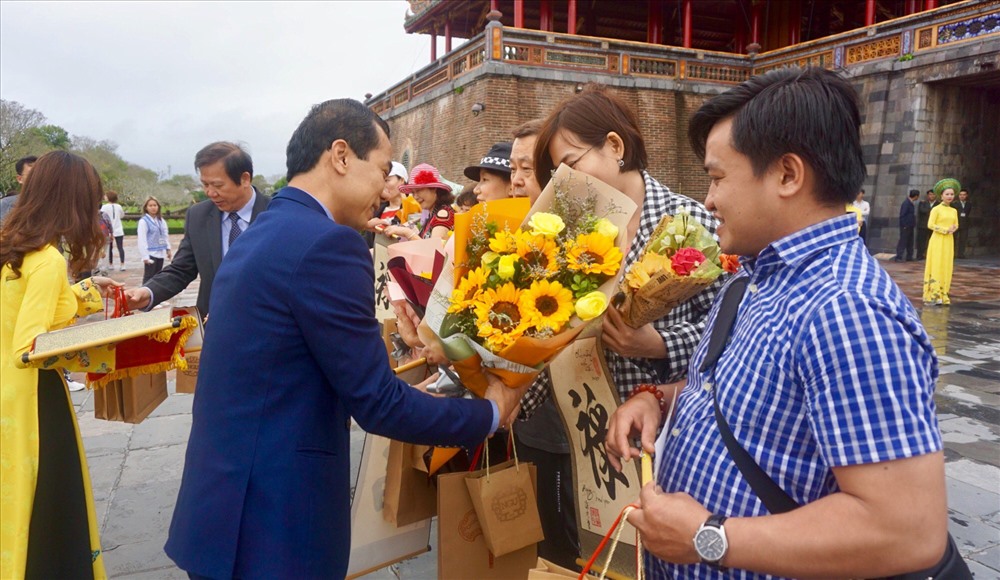 Trung tâm Bảo tồn Di tích Cố đô Huế cho biết, tất cả những vị khách trên đã được miễn phí vé tham quan Di sản Huế, được Giám đốc Trung tâm Võ Lê Nhật tặng hoa, quà và gửi lời chúc mừng năm mới đến họ và gia đình.