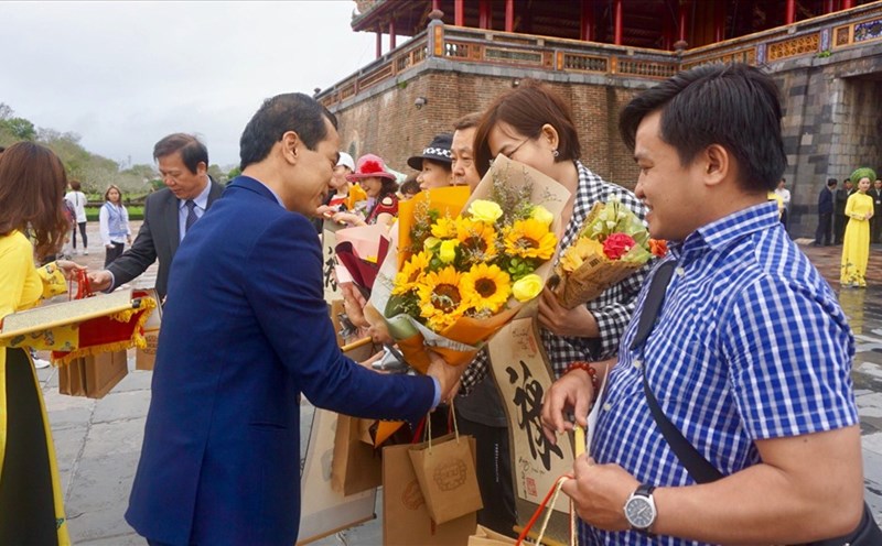 Trung tâm Bảo tồn Di tích Cố đô Huế cho biết, tất cả những vị khách trên đã được miễn phí vé tham quan Di sản Huế, được Giám đốc Trung tâm Võ Lê Nhật tặng hoa, quà và gửi lời chúc mừng năm mới đến họ và gia đình.