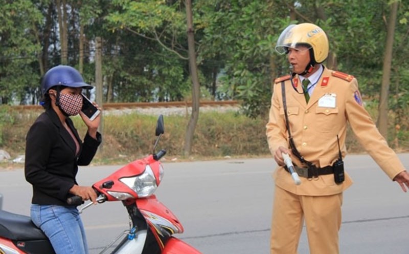 Vừa lái xe vừa sử dụng điện thoại sẽ bị phạt tới 2 triệu đồng
