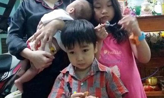 Chị Nguyễn Thị Hồng Gấm cùng 3 con thơ. Ảnh: Trọng Thanh