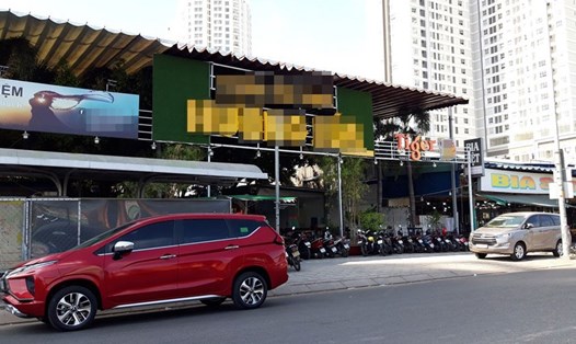 Vỉa hè tại một số nhà hàng ăn uống trên đường Nguyễn Hữu Thọ (quận 7) bị chiếm dụng làm chỗ đỗ xe cho khách. Ảnh TK.