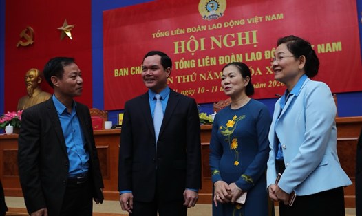 Đồng chí Nguyễn Đình Khang- Ủy viên Trung ương Đảng, Chủ tịch Tổng LĐLĐVN (thứ 2 từ trái sang) trao đổi với các đại biểu tại hội nghị.