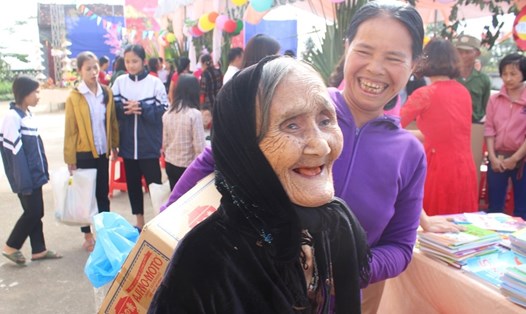 Cụ Trần Thị Tịu 93 tuổi, ở thôn Tân Tiến được phát phiếu mua hàng miễn phí nhưng phải nhờ con dâu đến đưa "hàng" về. Ảnh: Trần Tuấn