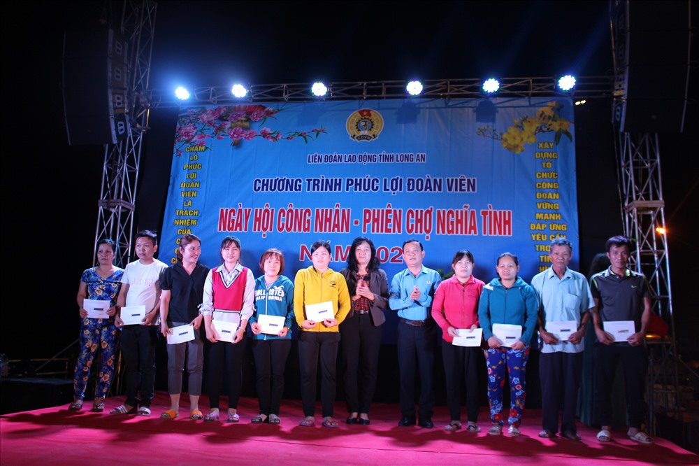 Tặng quà cho công nhân lao động nghèo tại Ngày hội. Ảnh: K.Q